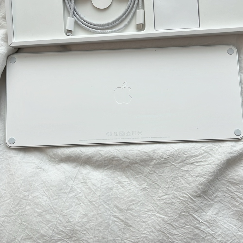 Apple | Magic Keyboard - Picture 4 of 4